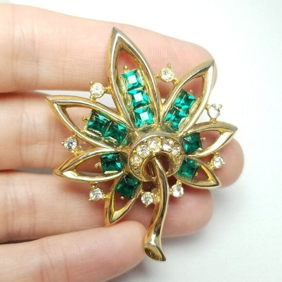 Vintage Green Rhinestone Leaf Shape Brooch, Gold Tone Setting, Estate - Picture 2 of 6